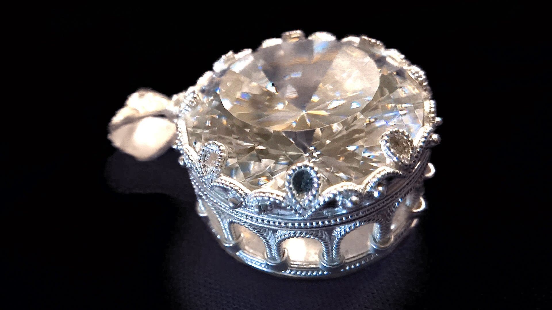 Medieval arcade gemstone setting